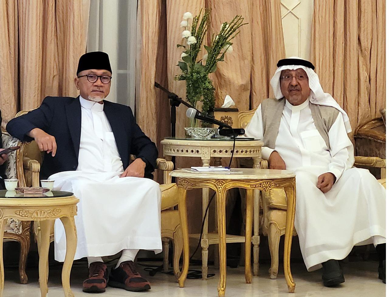 Menteri Perdagangan Zulkifli Hasan (kiri) menghadiri dinner meeting pemegang saham Bank Albilad, Sheikh Ibrahim Assubaei di Jeddah, Sabtu (21/1). DOK ZULKIFLI HASAN